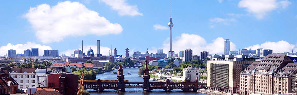 Blick über die Spree auf die Oberbaumbrücke, dahinter der Fernsehturm