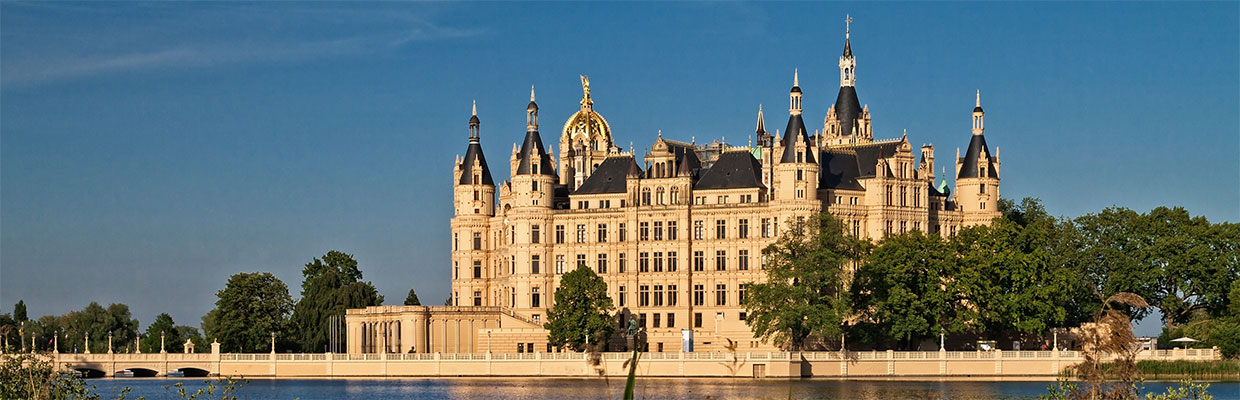 Das Schweriner Schloss am Seeufer im Abendlicht